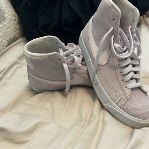 Pale purple Nike blazers in youth size worn 1 one and collected dust.